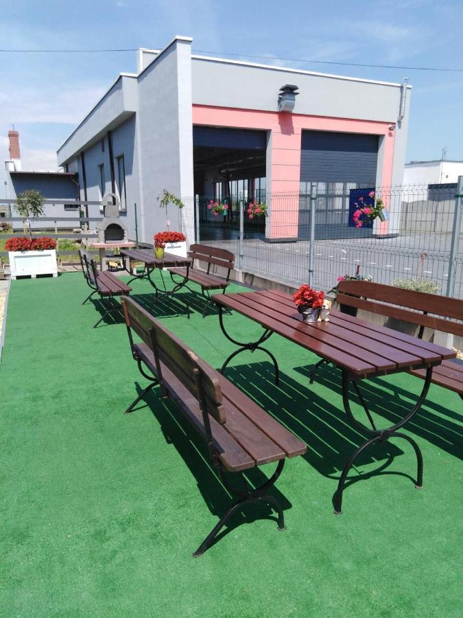 Pod Kogucikiem Aparthotel Krzyzanowice Buitenkant foto